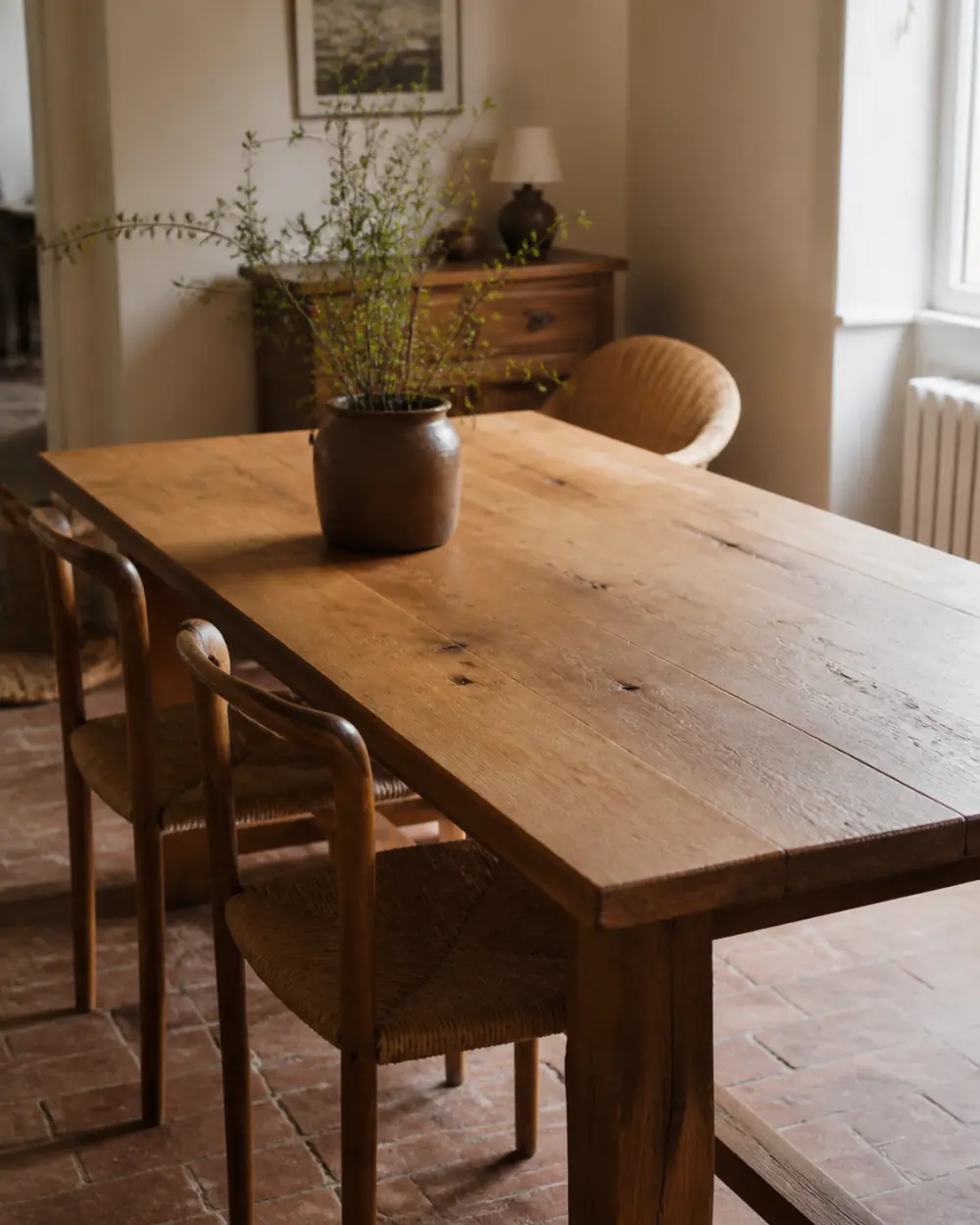 Il tavolo consegnato, nella sala da pranzo di casa.